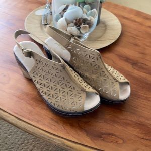 J-41 Adventure On Tan Wedge Sandal Size 7.5